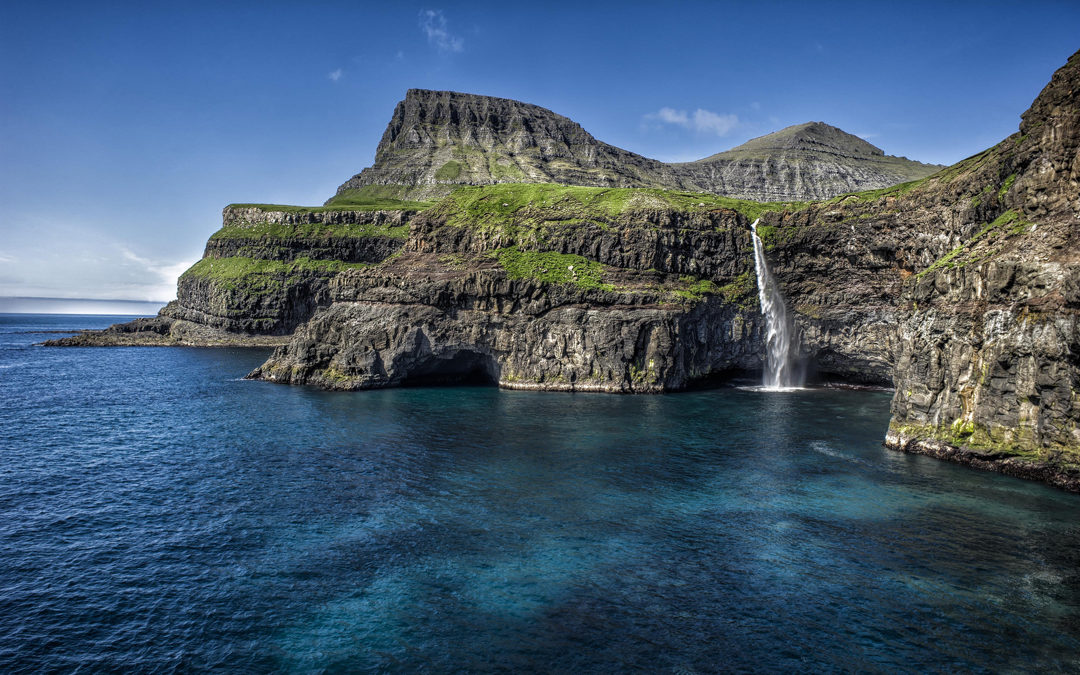 Der Ort Gásadalur mit Blick auf den Wasserfall Múlafossur