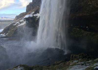 Ein beeindruckendes Spektakel bietet der Seljalandsfoss